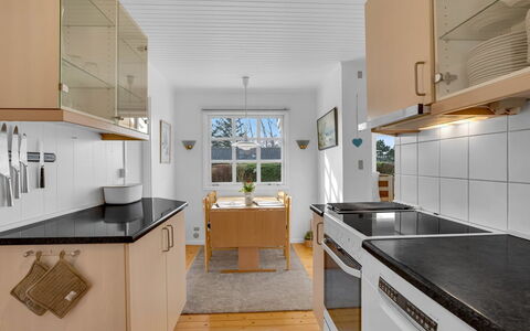 Andrine - 100M from the Sea: Dak, Huis, Huis, Verblijf, Siding, Landgoed, Oprit, Garden Gebouwen, Werf, Schuur