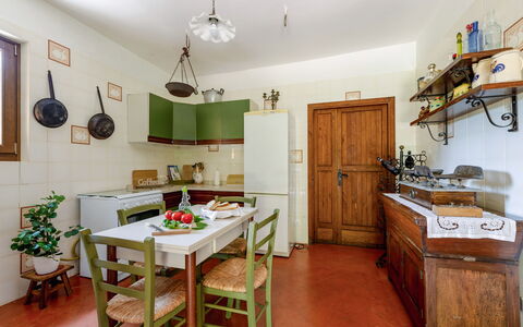 Casa Iume: Meubilair, Flooring, Interieur Ontwerp, Hout, Keuken, Cabinetry, Plafond, Verdieping, Kamer, Toestel Van De Keuken