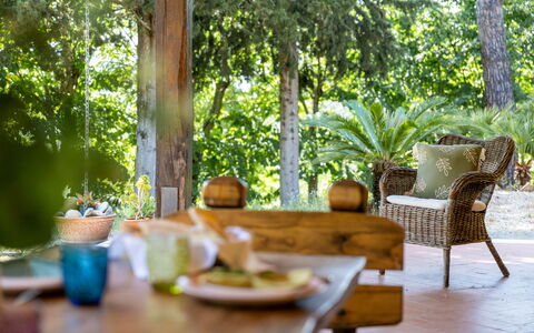 Casa Iume: Meubilair, Hout, Buitenmeubels, Tafel, Stoel, Buitentafel, Tuin, Schaduw, Eco Hotel, Patio
