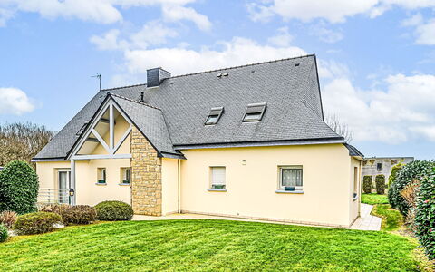 Guidel 606: Huis, Dak, Huis, Woongebied, Verblijf, Landgoed, Boerderij, Siding, Gazon, Landscaping