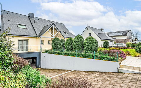 Guidel 606: Woongebied, Struik, Huis, Huis, Tuin, Dak, Landscaping, Landgoed, Groundcover, Oprit