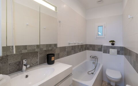 Miarka: Badkamer, Wastafel In De Badkamer, Loodgieterswerkinrichting, Flooring, Interieur Ontwerp, Wastafel, Verdieping, Kraan, Badkamerkast, Toilet