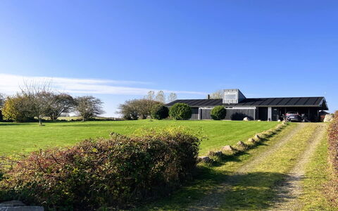 Erlinda - 600M from the Sea: Landgoed, Schaduw, Oprit, Boerderij