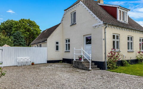 Karoliina - 125M from the Sea: Dak, Huis, Huis, Verblijf, Siding, Landgoed, Oprit, Garden Gebouwen, Werf, Schuur
