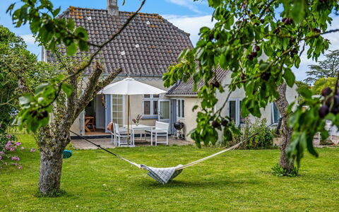 Karoliina - 125M from the Sea: Dak, Huis, Huis, Verblijf, Siding, Landgoed, Oprit, Garden Gebouwen, Werf, Schuur