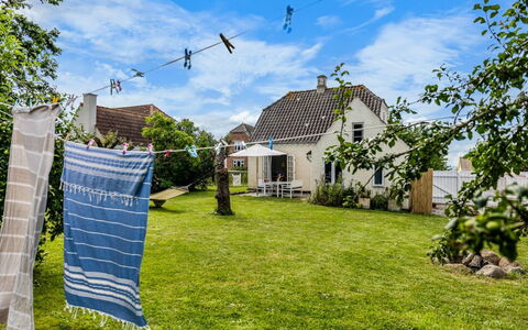 Karoliina - 125M from the Sea: Dak, Huis, Huis, Verblijf, Siding, Landgoed, Oprit, Garden Gebouwen, Werf, Schuur