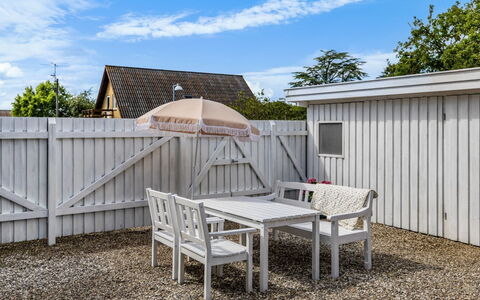 Karoliina - 125M from the Sea: Dak, Huis, Huis, Verblijf, Siding, Landgoed, Oprit, Garden Gebouwen, Werf, Schuur