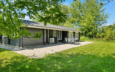 Doris - 150M from the Sea: Dak, Huis, Huis, Verblijf, Siding, Landgoed, Oprit, Garden Gebouwen, Werf, Schuur