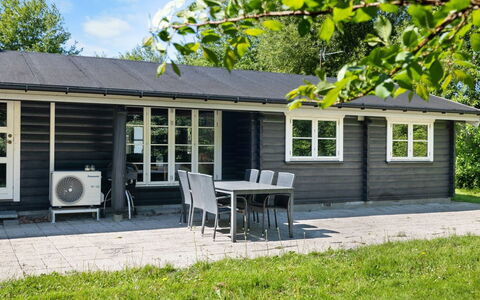 Doris - 150M from the Sea: Dak, Huis, Huis, Verblijf, Siding, Landgoed, Oprit, Garden Gebouwen, Werf, Schuur