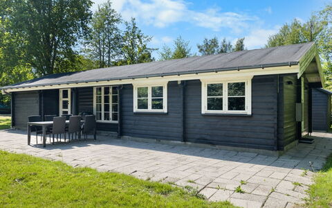 Doris - 150M from the Sea: Dak, Huis, Huis, Verblijf, Siding, Landgoed, Oprit, Garden Gebouwen, Werf, Schuur