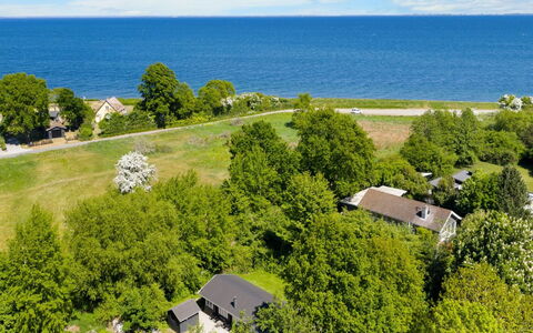 Doris - 150M from the Sea: Dak, Huis, Huis, Verblijf, Siding, Landgoed, Oprit, Garden Gebouwen, Werf, Schuur