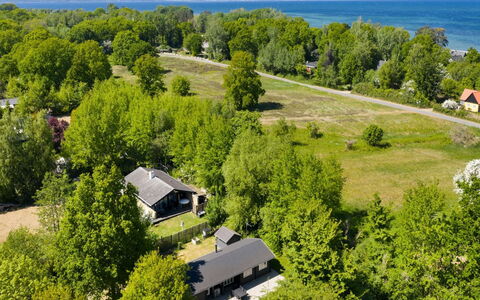 Doris - 150M from the Sea: Dak, Huis, Huis, Verblijf, Siding, Landgoed, Oprit, Garden Gebouwen, Werf, Schuur