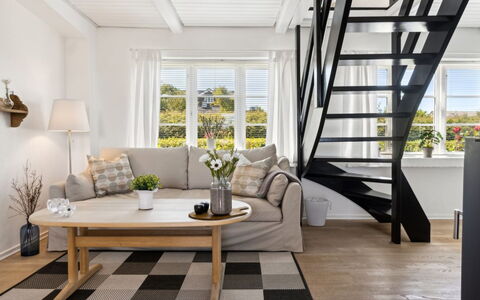 Mari - 150M from the Sea: Meubilair, Interieur Ontwerp, Flooring, Verdieping, Hout, Houten Vloer, Woonkamer, Bankstel, Plafond, Kamer