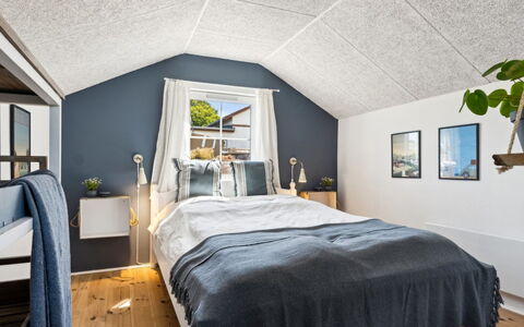 Mari - 150M from the Sea: Slaapkamer, Hout, Interieur Ontwerp, Plafond, Bed, Meubilair, Bedding, Flooring, Linens, Laken