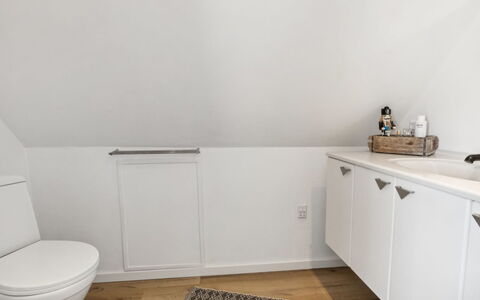 Mari - 150M from the Sea: Flooring, Verdieping, Muur, Loodgieterswerkinrichting, Interieur Ontwerp, Hout, Badkamerkast, Badkamer, Kraan, Wastafel