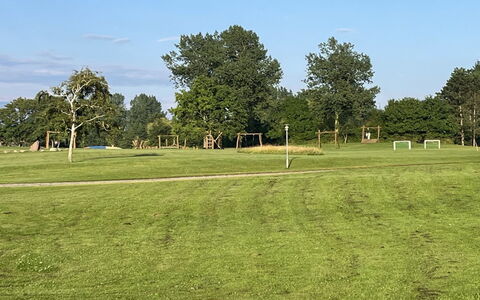Mari - 150M from the Sea: Dag, Gras, Boom, Natuurlijke Omgeving, Grasland, Plain, Land Lot, Gazon, Weide