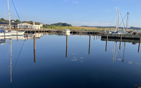 Mari - 150M from the Sea: Water, Watervoorraden, Boot, Zwemwater, Jachthaven, Watercraft, Waterweg, Reflectie, Dok, Boten En Varen - Materialen En Benodigdheden