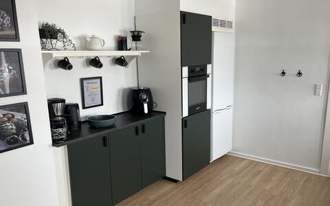 Mari - 150M from the Sea: Meubilair, Buitenmeubels, Tableware, Tafel, Drinkware, Stoel, Buitentafel, Voedsel, Fles