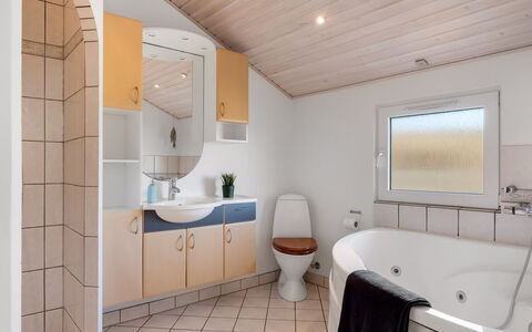 Gorjana - 500M from the Sea: Meubilair, Buitenmeubels, Tableware, Tafel, Drinkware, Stoel, Buitentafel, Voedsel, Fles