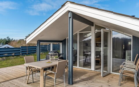 Gorjana - 500M from the Sea: Meubilair, Buitenmeubels, Tableware, Tafel, Drinkware, Stoel, Buitentafel, Voedsel, Fles