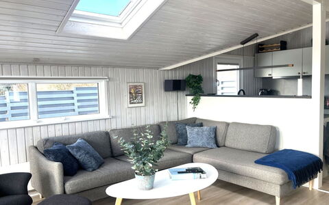 Gorjana - 500M from the Sea: Meubilair, Buitenmeubels, Tableware, Tafel, Drinkware, Stoel, Buitentafel, Voedsel, Fles