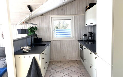 Gorjana - 500M from the Sea: Meubilair, Buitenmeubels, Tableware, Tafel, Drinkware, Stoel, Buitentafel, Voedsel, Fles