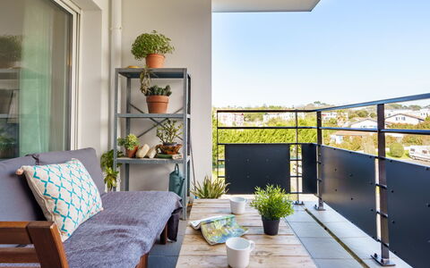 Résidence Liliak: Blauw, Stoel, Buitenmeubels, Ontwerp, Schaduw, Buitentafel, Eco Hotel, Patio, Kamerplant, Daylighting