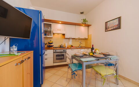 Appartamento Scirocco: Blauw, Stoel, Buitenmeubels, Ontwerp, Schaduw, Buitentafel, Eco Hotel, Patio, Kamerplant, Daylighting
