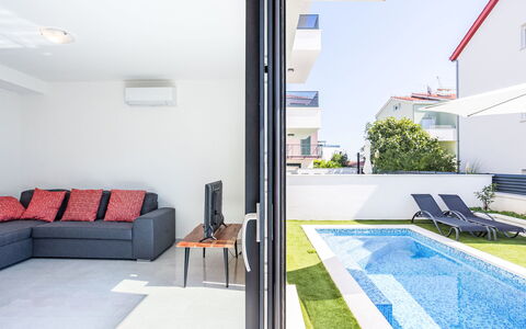 Sunny Pool: Zwembad, Woongebied, Condominium, Appartement, Toevlucht, Landgoed, Schaduw, Villa, Hacienda, Herenhuis