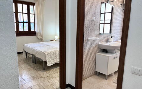 Villasimius 674: Verdieping, Muur, Interieur Ontwerp, Flooring, Hout, Meubilair, Slaapkamer, Bed, Appartement, Verlichting