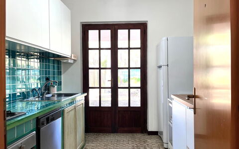 Itaca: Keuken, Flooring, Interieur Ontwerp, Verdieping, Countertop, Hout, Meubilair, Toestel Van De Keuken, Wastafel, Cabinetry