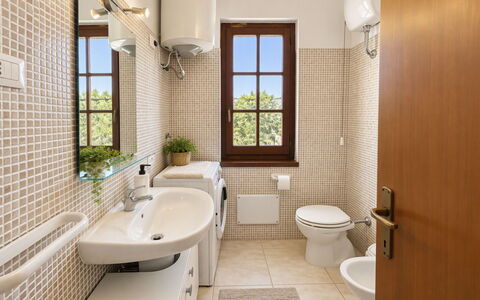 Villasimius 674: Loodgieterswerkinrichting, Badkamer, Wastafel In De Badkamer, Interieur Ontwerp, Wc Bril, Toilet, Flooring, Wastafel, Verdieping, Kraan