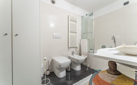 Portello Apartment by Geco Vacation Rentals: Flooring, Interieur Ontwerp, Verdieping, Loodgieterswerkinrichting, Badkamer, Plafond, Toilet, Kamer, Loodgieter, Kraan