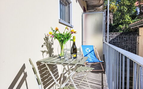 White Locarno Apt.1: Appartement, Balkon, Bloempot, Kamerplant, Stoel, Veranda, Buitenmeubels, Schaduw, Dek, Hek