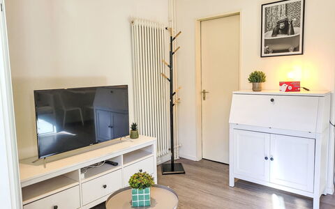 White Locarno Apt.1: Meubilair, Interieur Ontwerp, Flooring, Hout, Verdieping, Kamer, Televisie, Verlichting, Cabinetry, Woonkamer