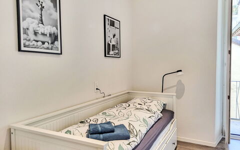 White Locarno Apt.1: Meubilair, Muur, Interieur Ontwerp, Bed, Slaapkamer, Hout, Verdieping, Flooring, Kamer, Bedding