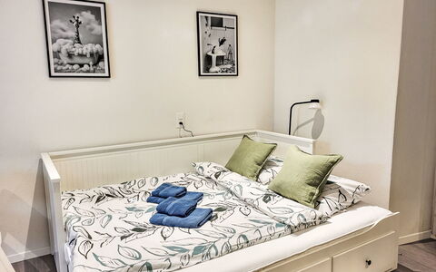White Locarno Apt.1: Meubilair, Bed, Slaapkamer, Interieur Ontwerp, Hout, Bedding, Laken, Linens, Kamer, Textiel