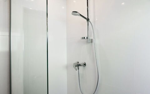 Dolní Lysečiny: Loodgieterswerkinrichting, Douchekop, Plafond, Badkamer, Douche, Interieur Ontwerp, Flooring, Loodgieter, Douchestang, Lichte Inrichting