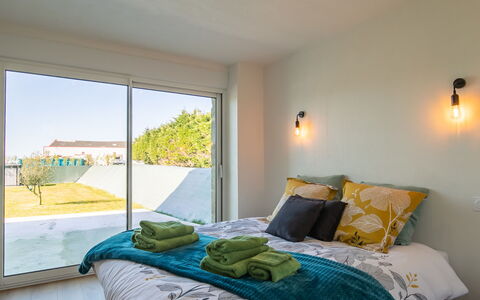 La Maison de Parrain: Slaapkamer, Bed, Interieur Ontwerp, Meubilair, Verlichting, Bedding, Laken, Linens, Verdieping, Kamer