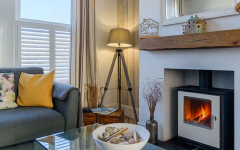 Chy an Mor: Haard, Flooring, Interieur Ontwerp, Meubilair, Verdieping, Woonkamer, Huis, Kamer, Houtkachel, Bankstel