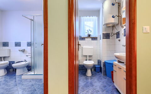 Soriso: Flooring, Verdieping, Loodgieterswerkinrichting, Interieur Ontwerp, Badkamer, Toilet, Loodgieter, Kamer, Tegel, Wc Bril