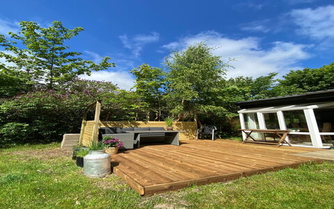 Riitta - from the Sea: Hout, Land Lot, Tuin, Backyard, Dek, Hardwood, Beits, Schaduw, Plank, Verblijf