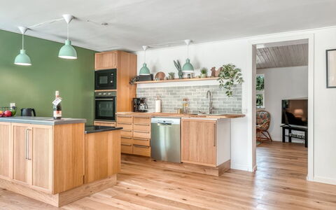 Riitta - from the Sea: Meubilair, Keuken, Flooring, Interieur Ontwerp, Countertop, Cabinetry, Houten Vloer, Toestel Van De Keuken, Hout, Verdieping
