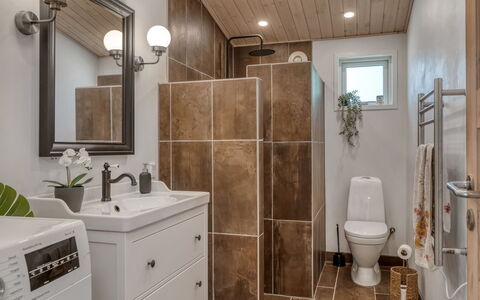 Riitta - from the Sea: Interieur Ontwerp, Flooring, Loodgieterswerkinrichting, Muur, Verdieping, Badkamer, Hout, Badkamerkast, Wc Bril, Toilet