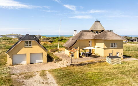 Amina - 200M from the Sea: Hout, Huis, Veranda, Dek, Hardwood, Dak, Beits, Houten Vloer, Eco Hotel