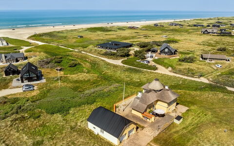 Amina - 200M from the Sea: Hout, Huis, Veranda, Dek, Hardwood, Dak, Beits, Houten Vloer, Eco Hotel