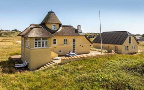 Amina - 200M from the Sea: Hout, Huis, Veranda, Dek, Hardwood, Dak, Beits, Houten Vloer, Eco Hotel