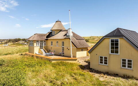 Amina - 200M from the Sea: Hout, Huis, Veranda, Dek, Hardwood, Dak, Beits, Houten Vloer, Eco Hotel