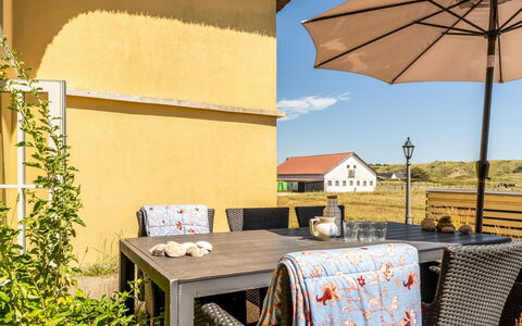 Amina - 200M from the Sea: Hout, Huis, Veranda, Dek, Hardwood, Dak, Beits, Houten Vloer, Eco Hotel