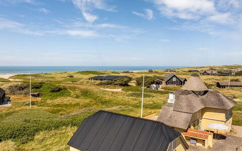 Amina - 200M from the Sea: Hout, Huis, Veranda, Dek, Hardwood, Dak, Beits, Houten Vloer, Eco Hotel